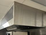 une cuisine équipée d'une cuisinière, d'un four et d'un micro-ondes