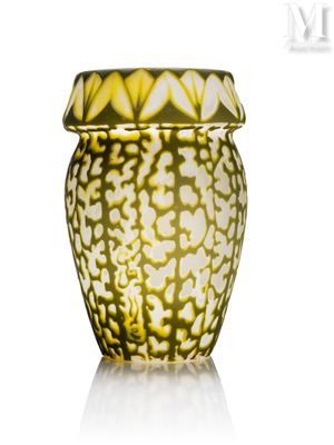 un vase jaune et blanc muni d'un couvercle, posé sur une surface blanche
