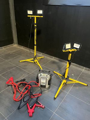 deux lampes posées sur un trépied