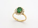 une bague à grappes d'émeraudes et de diamants
