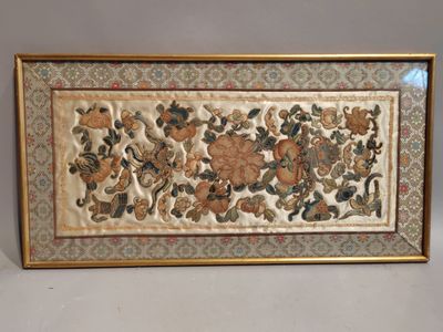 Soie brodée polychrome de motifs naturalistes