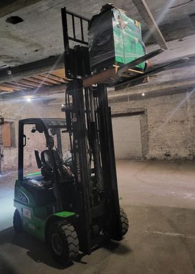 un chariot élévateur sur lequel est posée une grande caisse