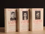 trois livres posés sur une table