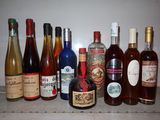 de nombreuses bouteilles de vin posées les unes à côté des autres sur une étagère