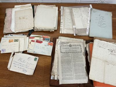 de nombreux vieux papiers et lettres posés sur une table en bois