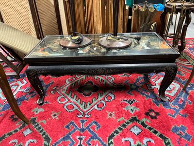 Table basse laqué noir, plateau à décor de scène asiatique.