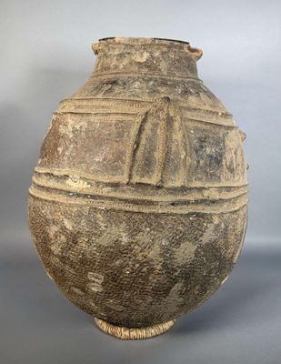 un vieux vase posé sur une table