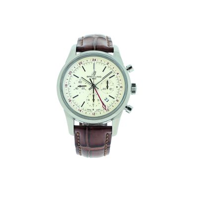 gros plan d'une montre sur fond blanc