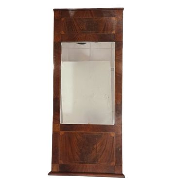 une photo d'une armoire à miroir en bois avec une porte en verre