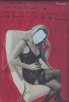 une photo d'une femme assise sur une chaise, les yeux bandés