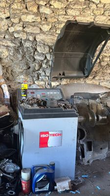 un tas d'ordures à côté d'une machine et d'une poubelle