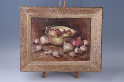 une peinture à l'huile représentant un bol d'oignons et d'ail posé sur un chevalet en bois
