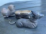 deux animaux en métal posés l'un à côté de l'autre sur une table