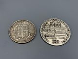 un gros plan d'une pièce de monnaie sur laquelle figure l'image d'un bâtiment