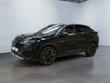 un SUV noir garé dans une grande pièce aux murs blancs