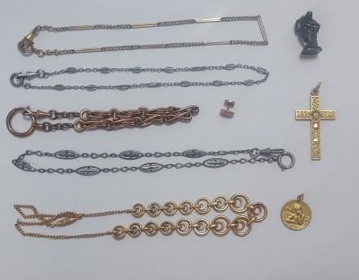 plusieurs types de colliers et de bracelets posés sur un fond blanc