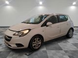 la voiture blanche est garée dans une pièce au sol en damier