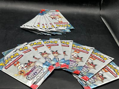 Plusieurs paquets de cartes à collectionner Pokémon sont posés sur une table noire.