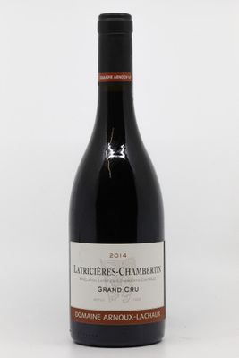 une bouteille de vin posée sur une table