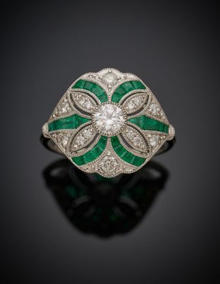 une bague Art déco sertie d'émeraudes et de diamants