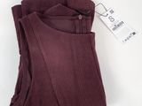un gros plan d'un pantalon posé sur une surface blanche