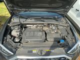 une voiture dont le capot est ouvert et dont le moteur se trouve dans le coffre
