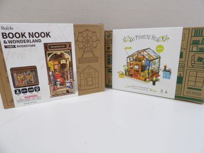 deux livres posés sur une table