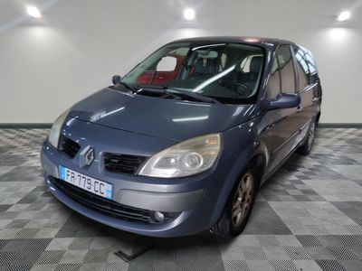 la photo d'une voiture bleue garée dans un garage