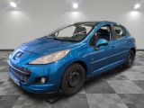la photo d'une voiture bleue garée dans un garage