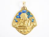 une image représentant un pendentif en or orné d'un ange