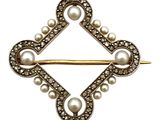 un gros plan d'une broche ornée de perles