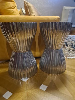 deux vases posés sur une table en bois dans un salon