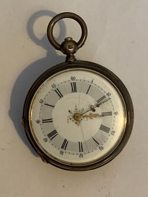 une horloge accrochée au mur avec des chiffres romains