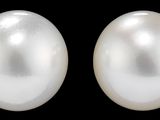 On voit deux perles blanches sur un fond noir