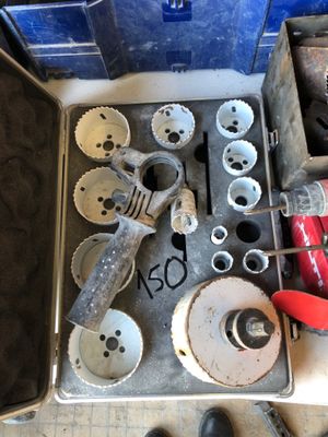 une boîte d'outils posée sur le sol