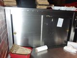 un comptoir en métal sur lequel sont posés un seau rouge et une poubelle rouge