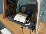un petit bureau surmonté d'un miroir