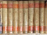 de nombreux livres anciens alignés sur une étagère