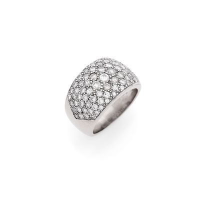une bague en diamant et or blanc, signée Van Cleef