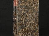 un vieux livre posé sur une surface noire