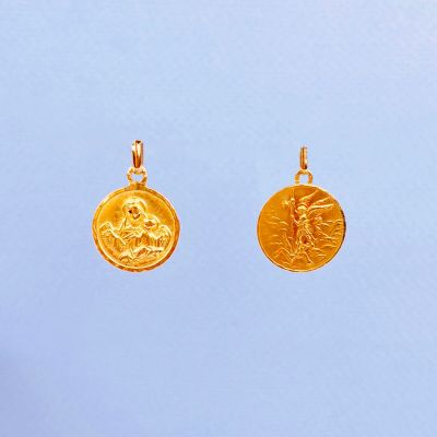 On voit deux pièces d'or sur fond bleu.