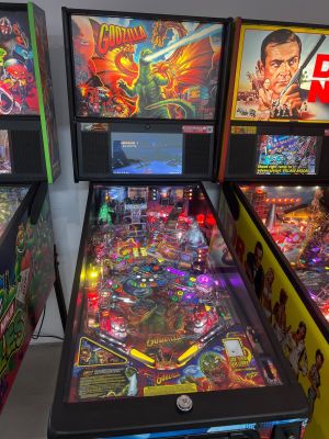 de nombreux flippers exposés