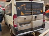 une camionnette garée à l'intérieur d'un bâtiment