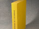 un livre jaune posé sur une surface grise