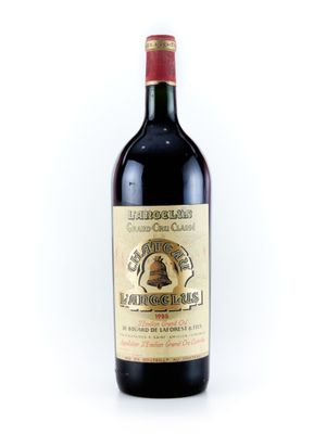 une bouteille de vin rouge ornée d'une clochette