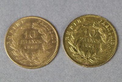 two gold coins, one of which has a crown and the other of which is a wreath