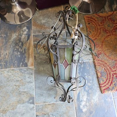 une lampe accrochée au mur à côté d'un tapis