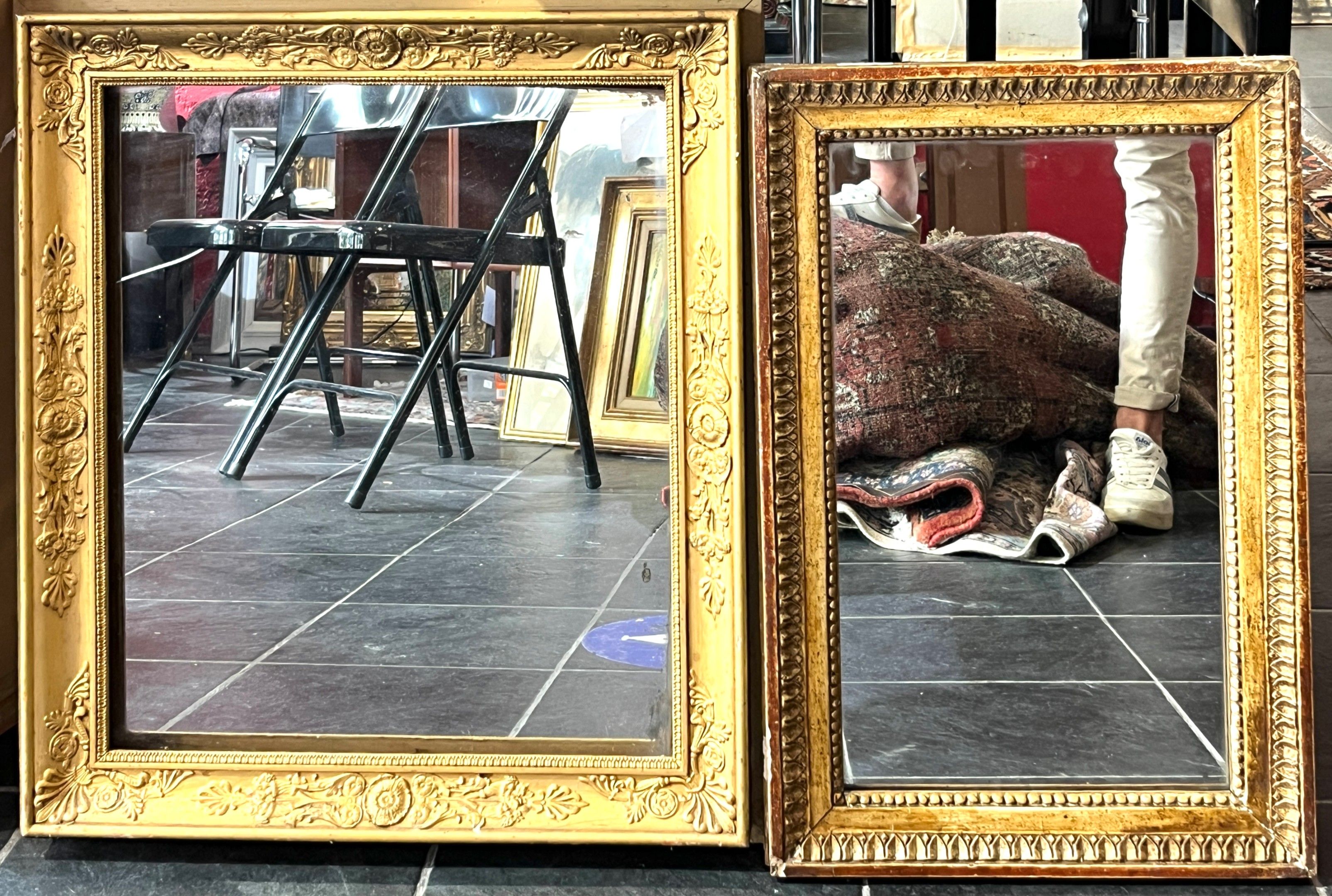Deux miroirs à cadres en bois et stuc doré, l'un à décor de frise de perle et raie de coeur 56 x 37 cm. L'autre de st...
