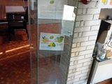 une vitrine en verre au milieu d'une pièce