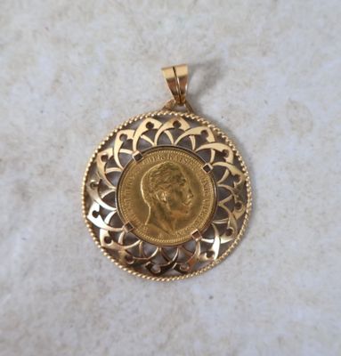 gros plan d'une pièce d'or sur une surface blanche